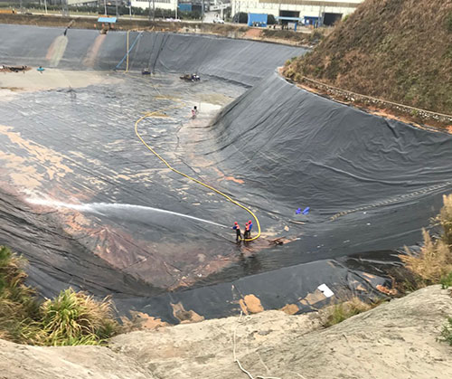 防城废水池清理