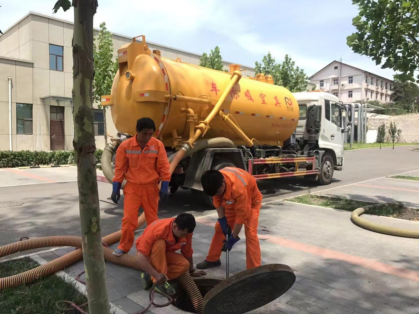 防城管道疏通车停在窨井附近