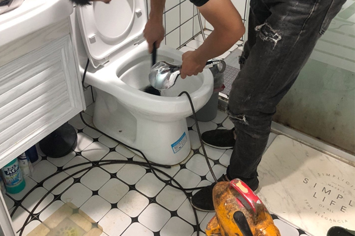 防城马桶堵塞自己疏通还是找师傅?专业上门服务让你省时更省心